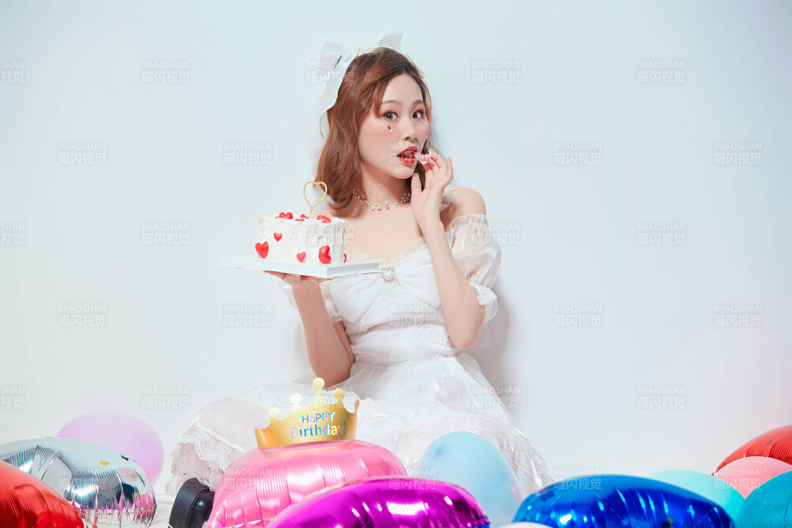 穿著公主裙手捧蛋糕慶祝生日的亞洲女性