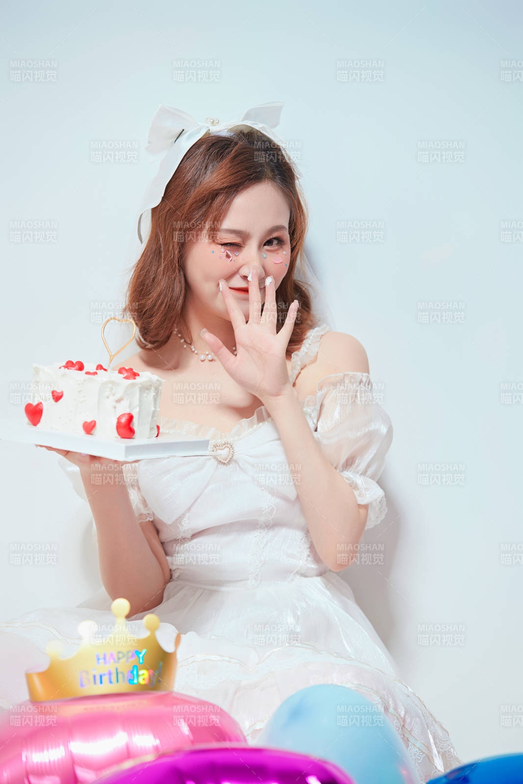 穿著公主裙手捧蛋糕慶祝生日的亞洲女性