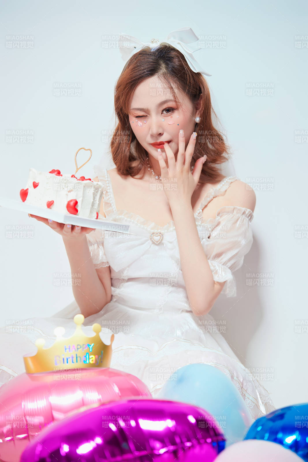 穿著公主裙手捧蛋糕慶祝生日的亞洲女性