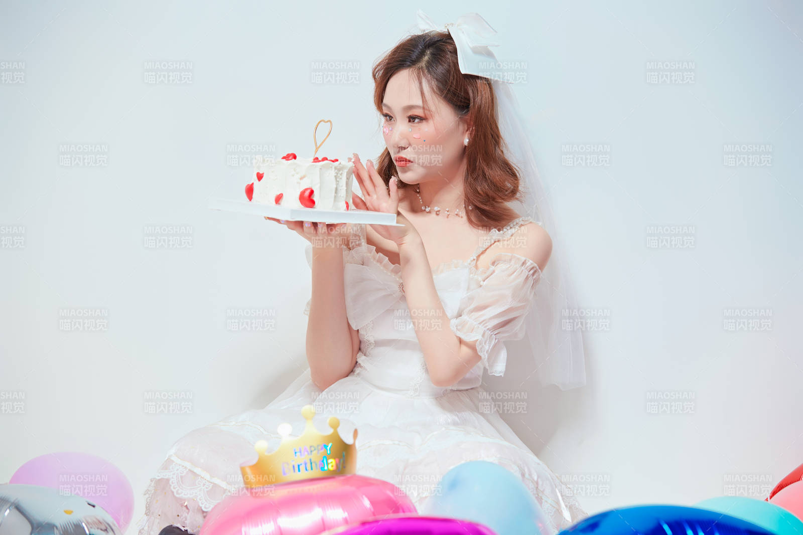 穿著公主裙手捧蛋糕慶祝生日的亞洲女性