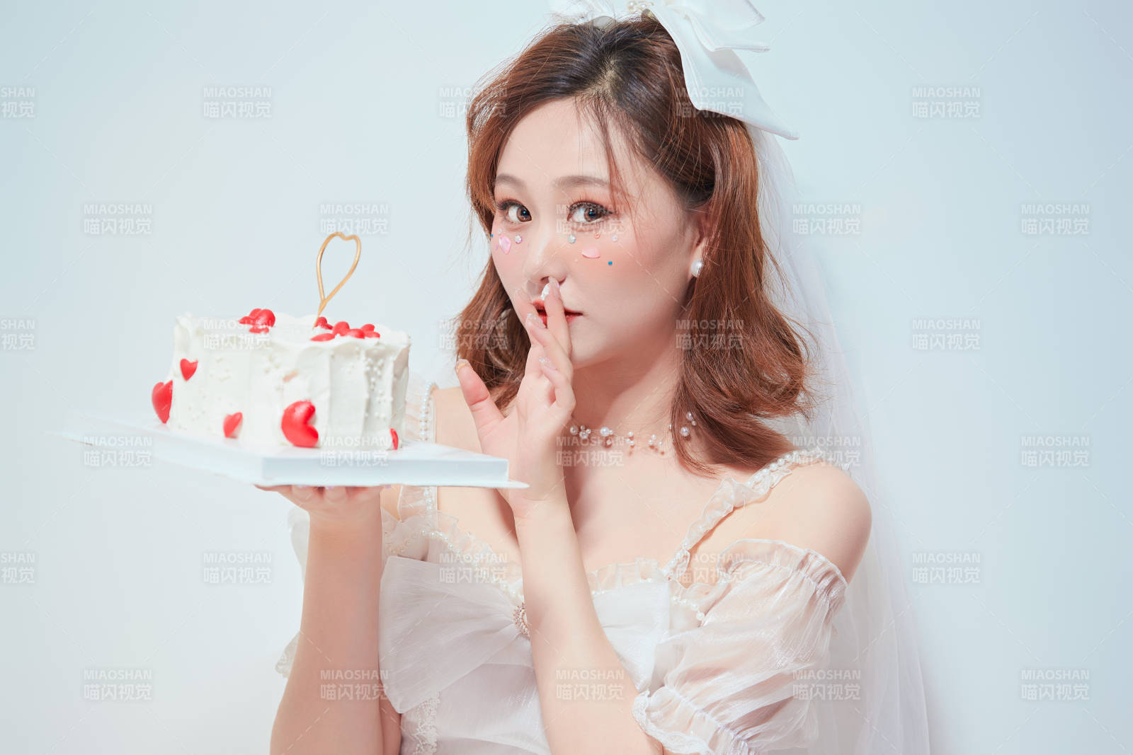 穿著公主裙手捧蛋糕慶祝生日的亞洲女性