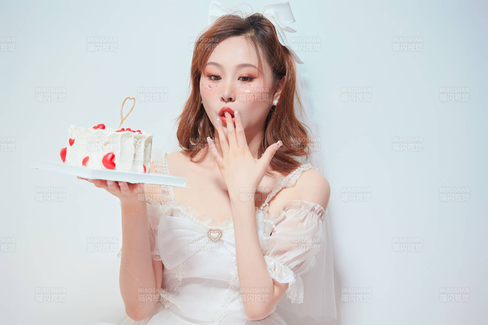 穿著公主裙手捧蛋糕慶祝生日的亞洲女性