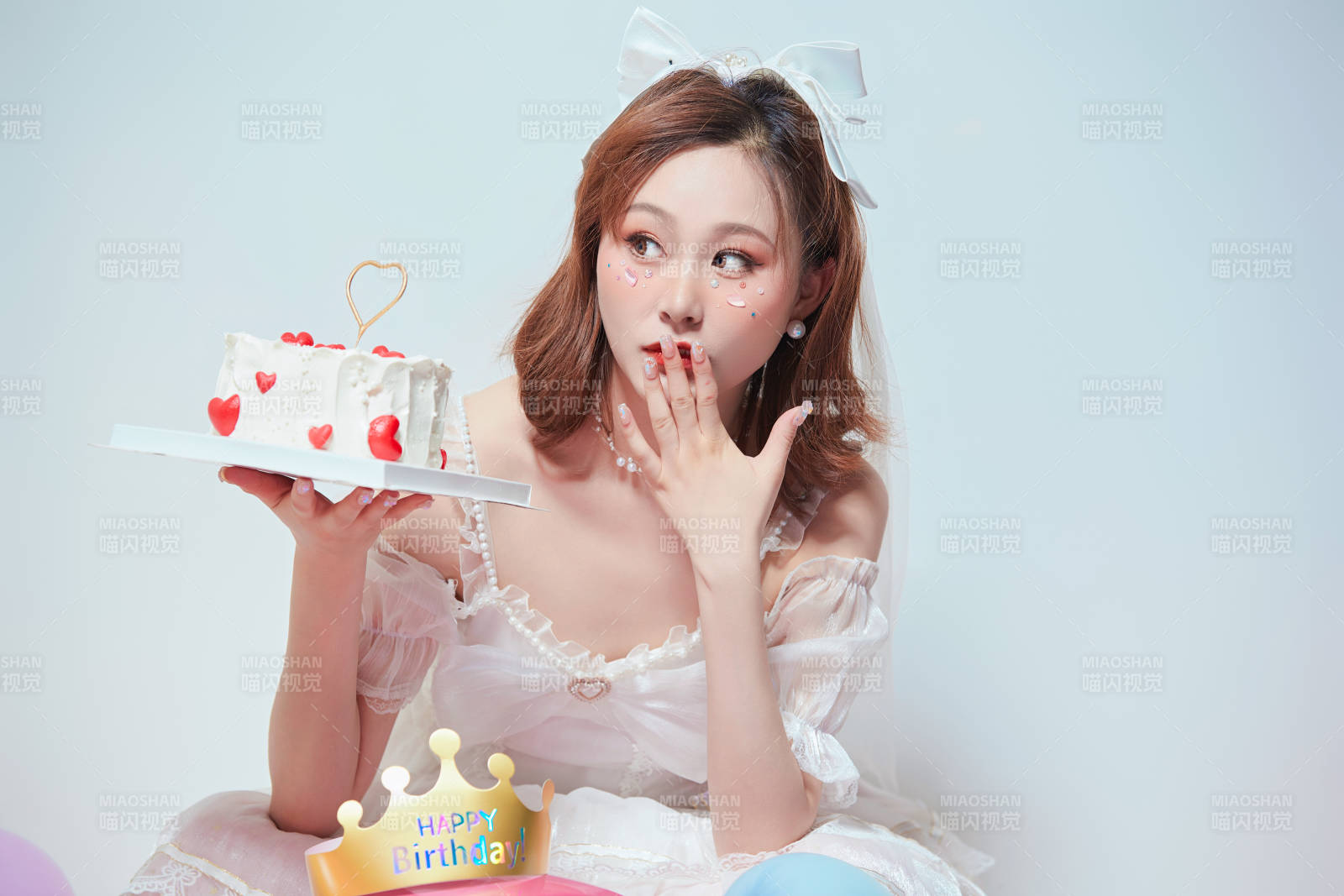 穿著公主裙手捧蛋糕慶祝生日的亞洲女性