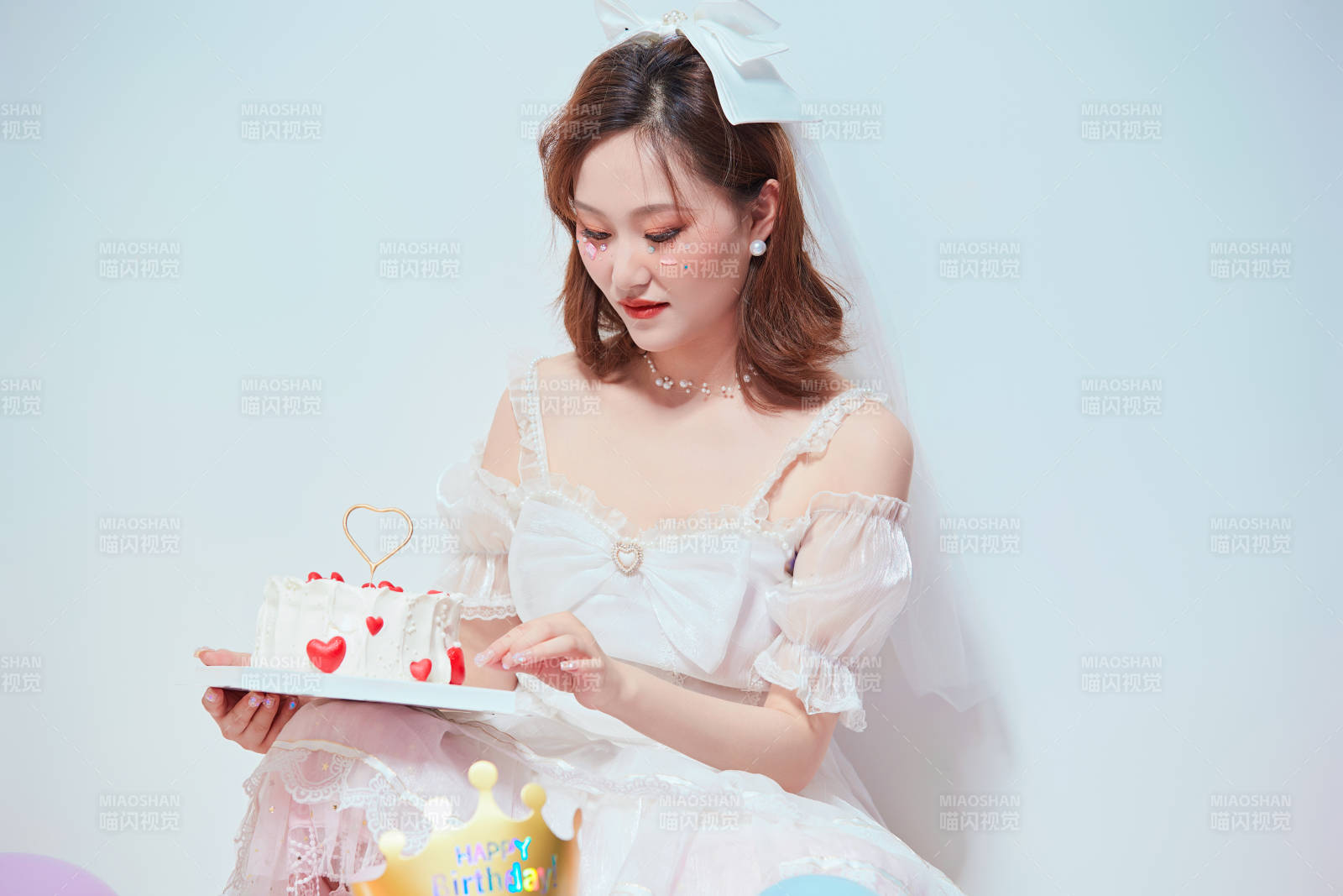 穿著公主裙手捧蛋糕慶祝生日的亞洲女性