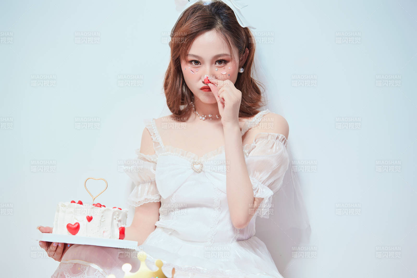 穿著公主裙手捧蛋糕慶祝生日的亞洲女性