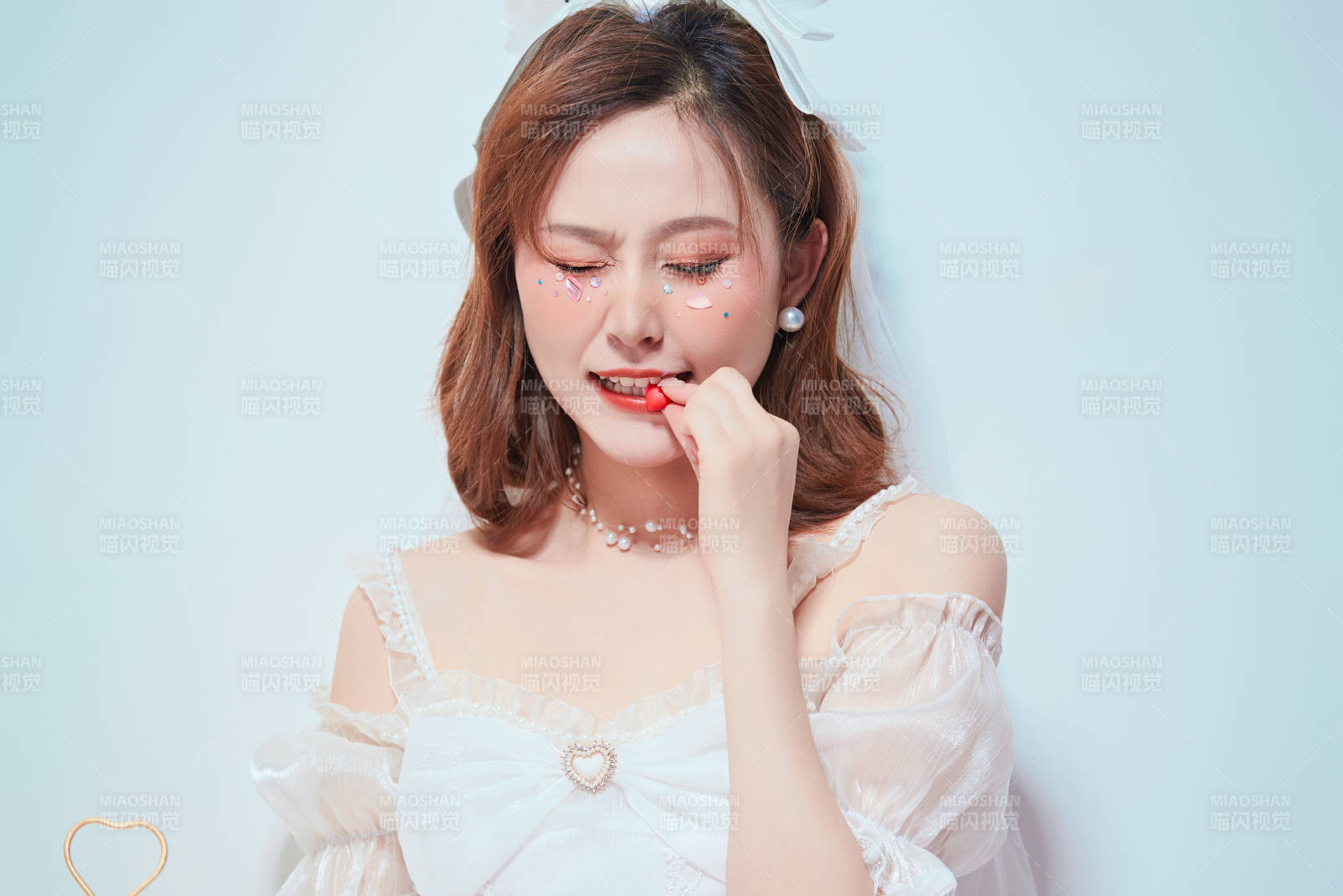 穿著公主裙手捧蛋糕慶祝生日的亞洲女性