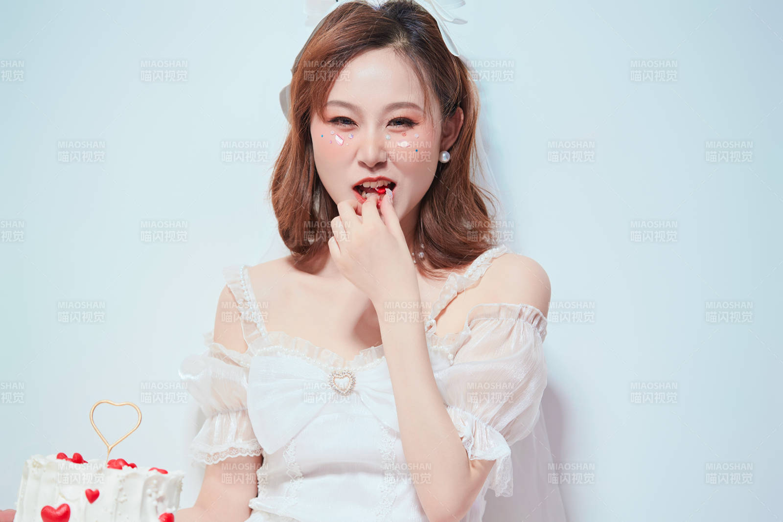 穿著公主裙手捧蛋糕慶祝生日的亞洲女性