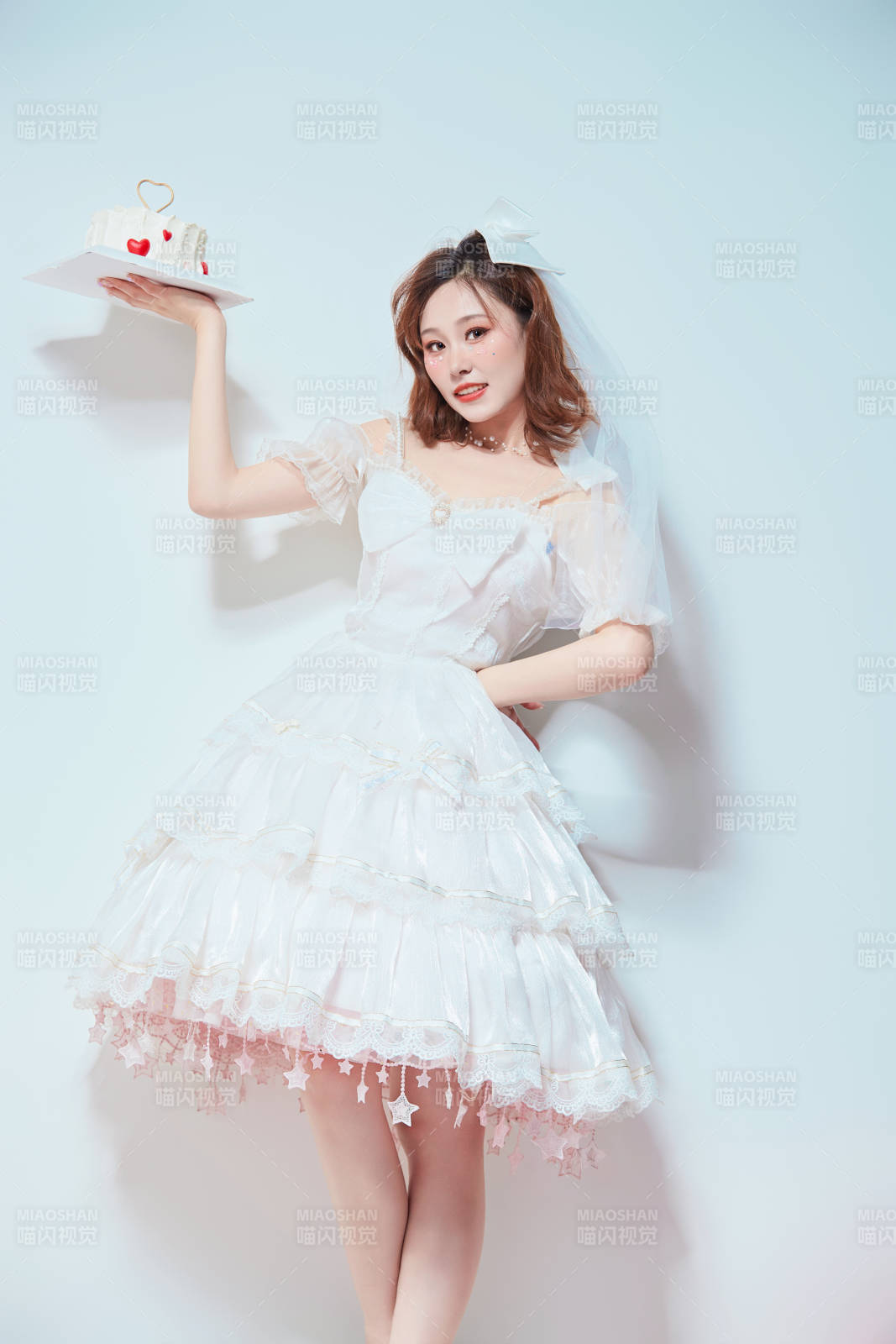 穿著公主裙手捧蛋糕慶祝生日的亞洲女性