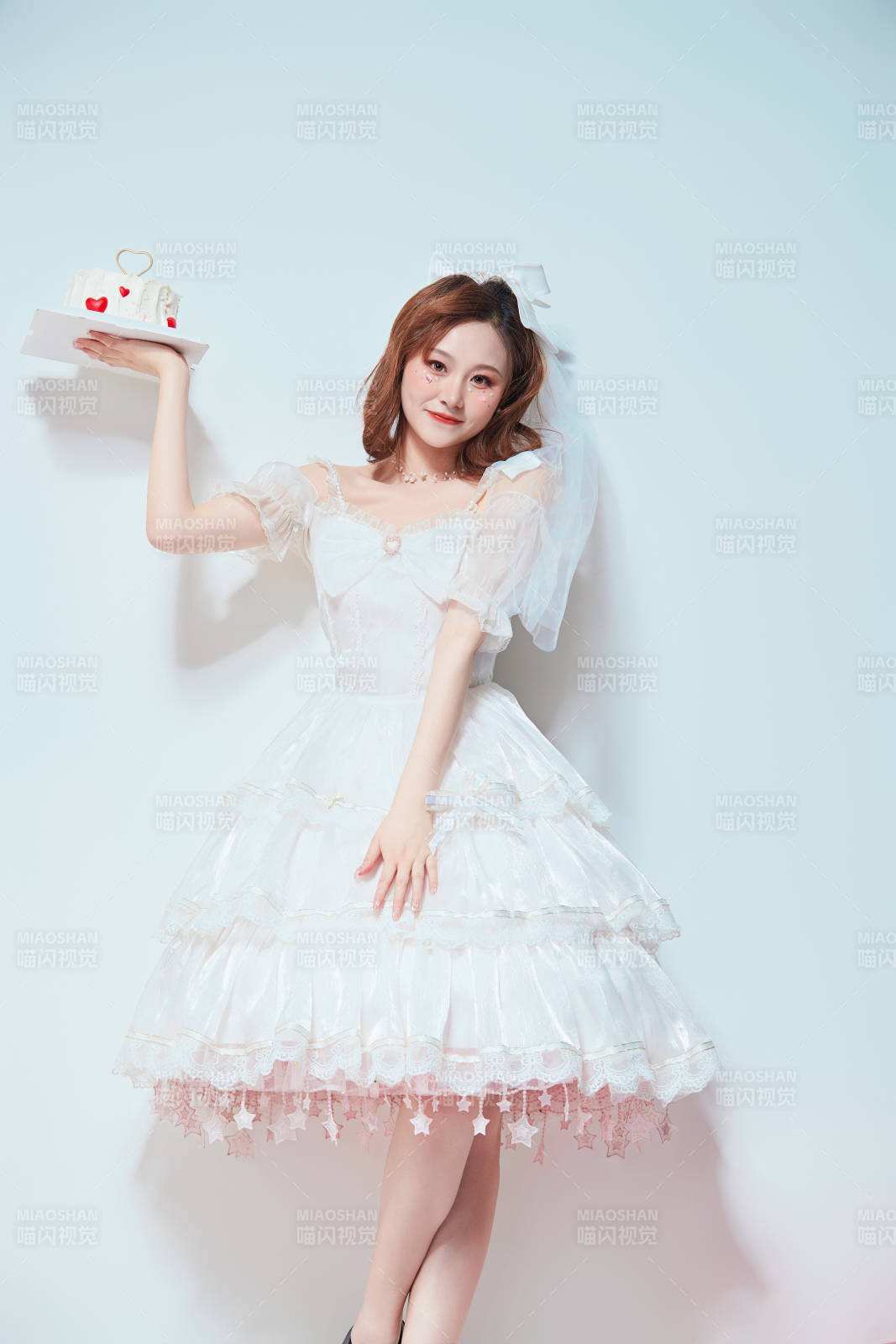 穿著公主裙手捧蛋糕慶祝生日的亞洲女性