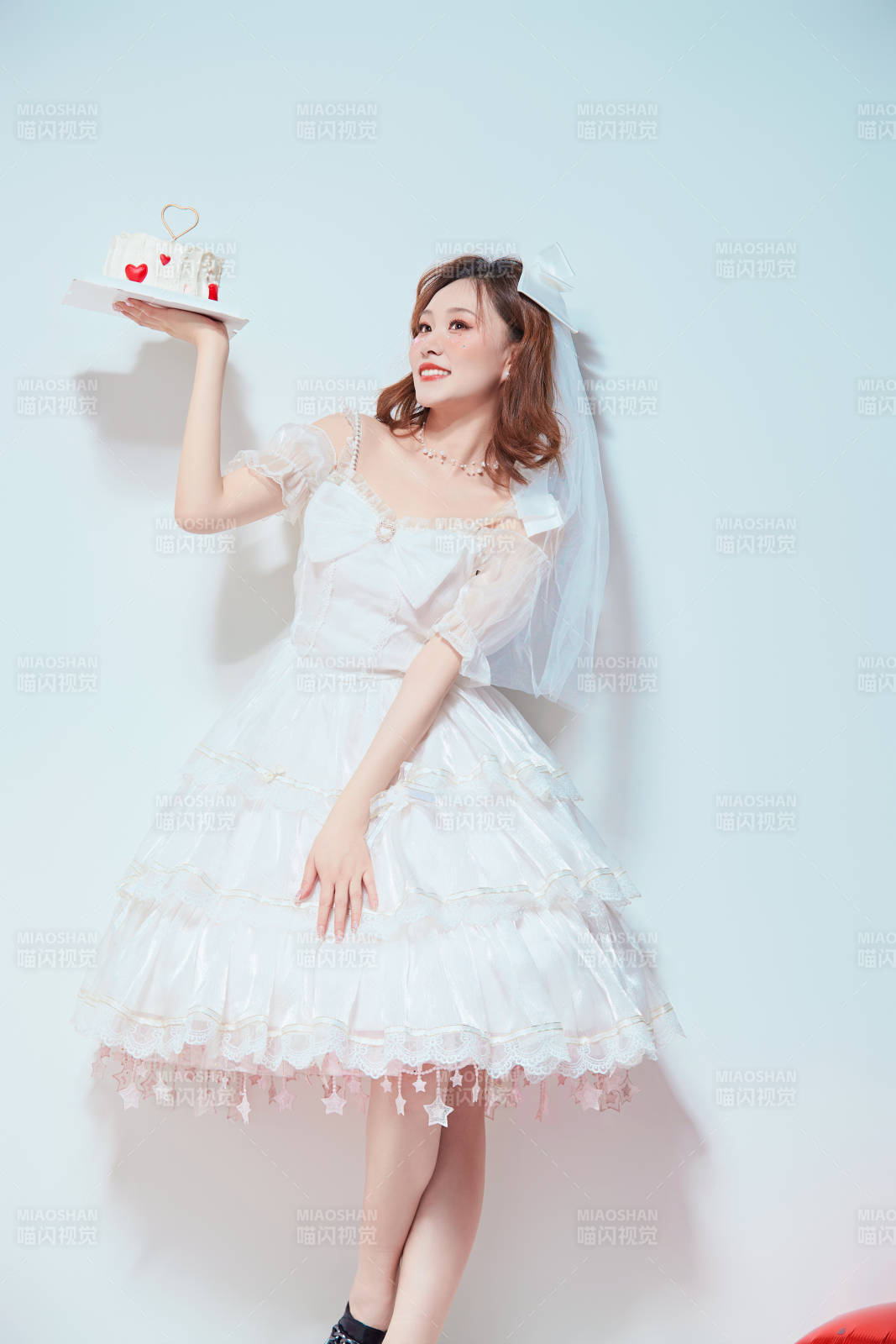 穿著公主裙手捧蛋糕慶祝生日的亞洲女性