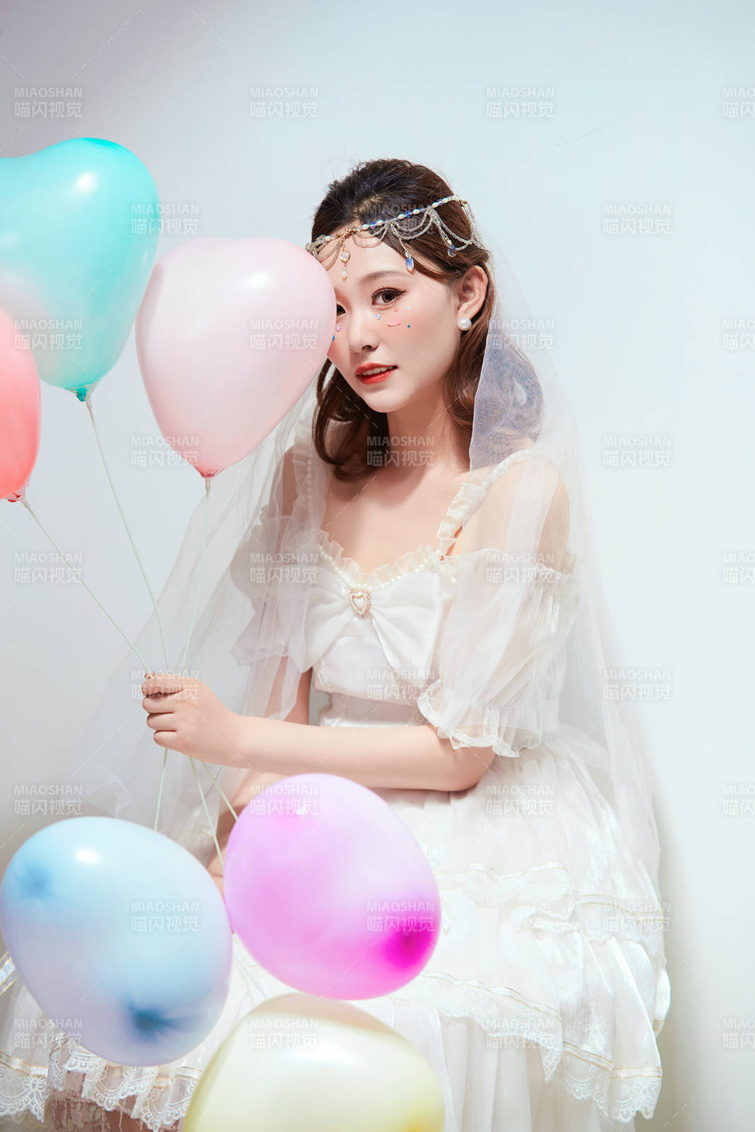 穿著公主裙手拿氣球慶祝生日的亞洲女性