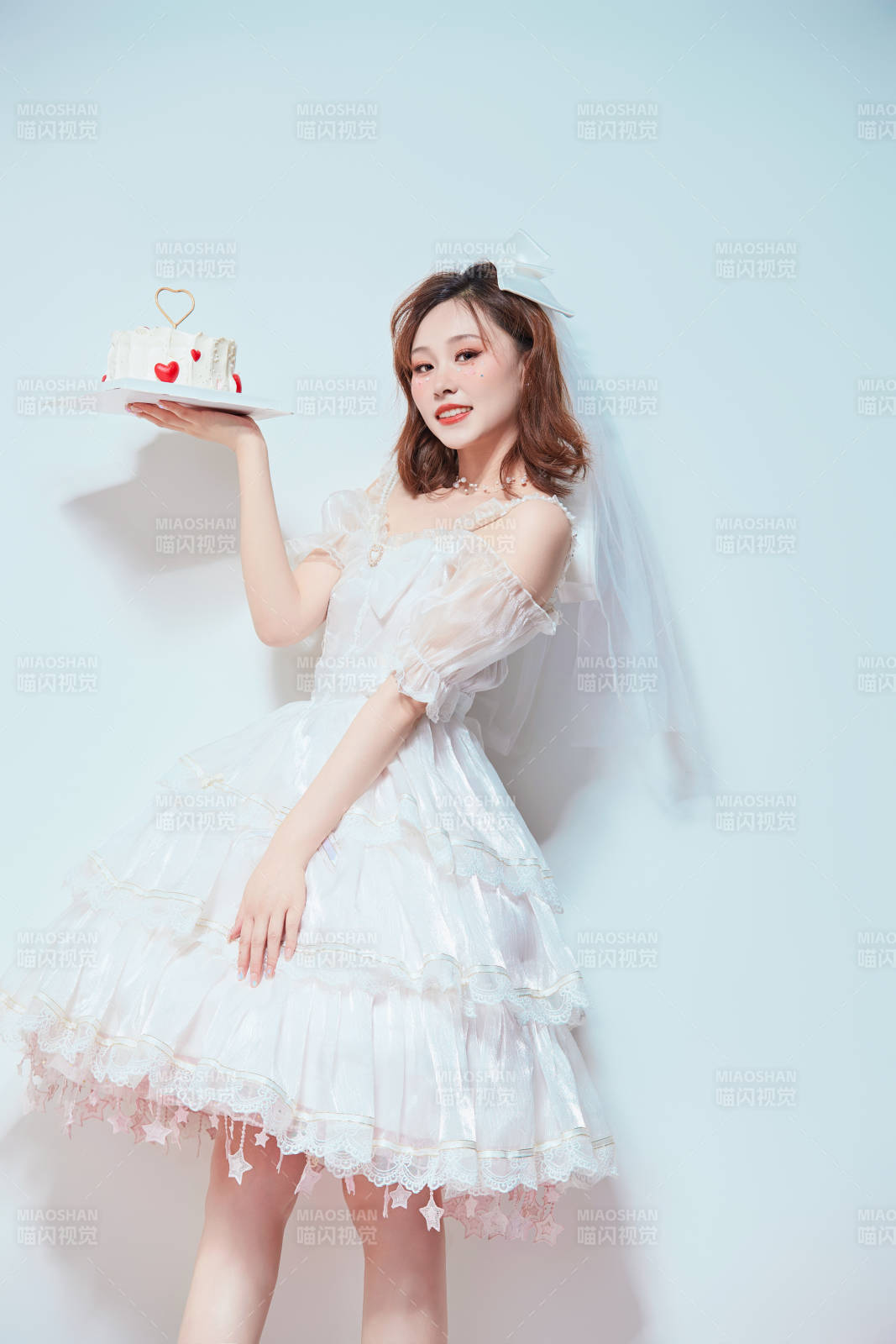 穿著公主裙手捧蛋糕慶祝生日的亞洲女性