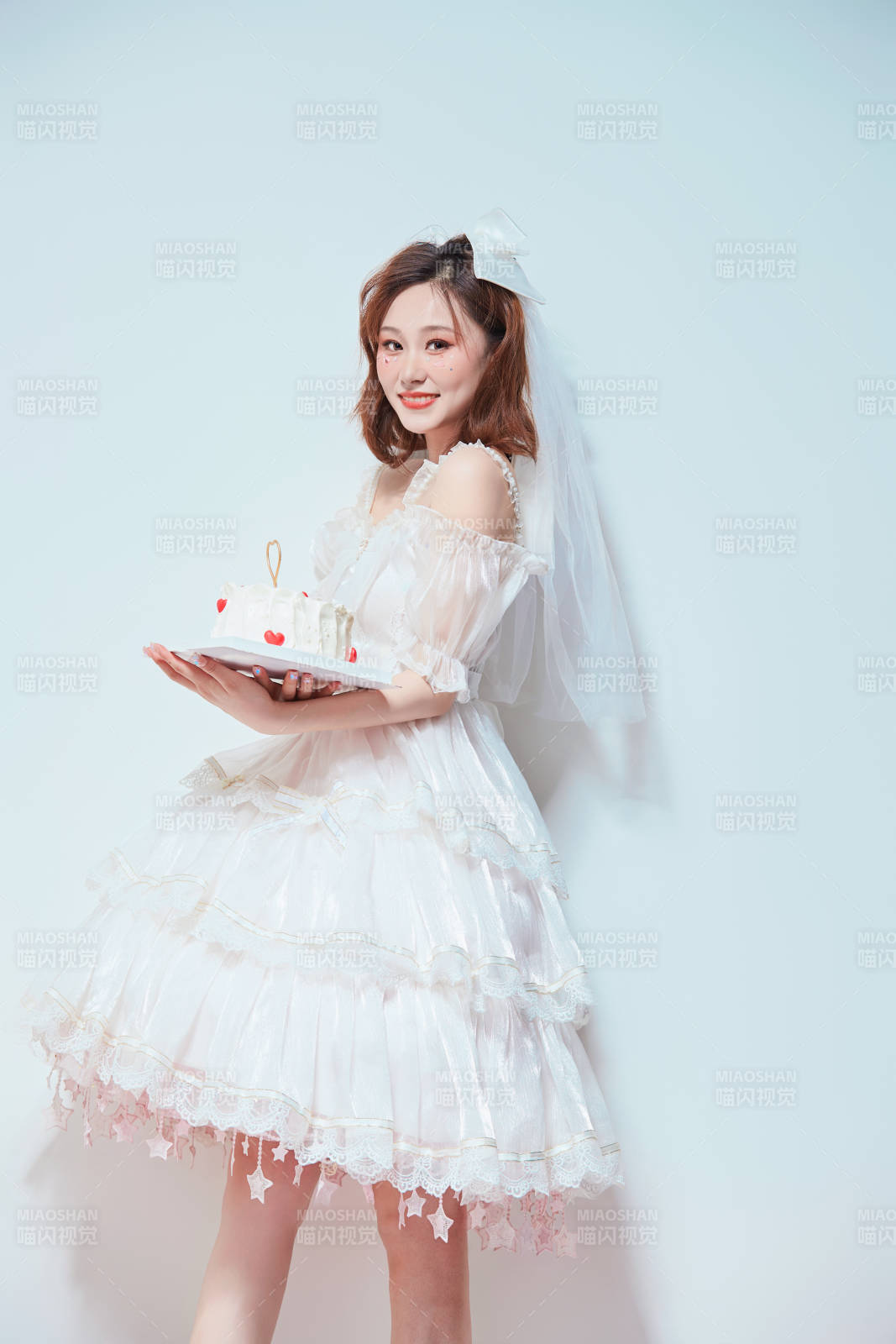 穿著公主裙手捧蛋糕慶祝生日的亞洲女性