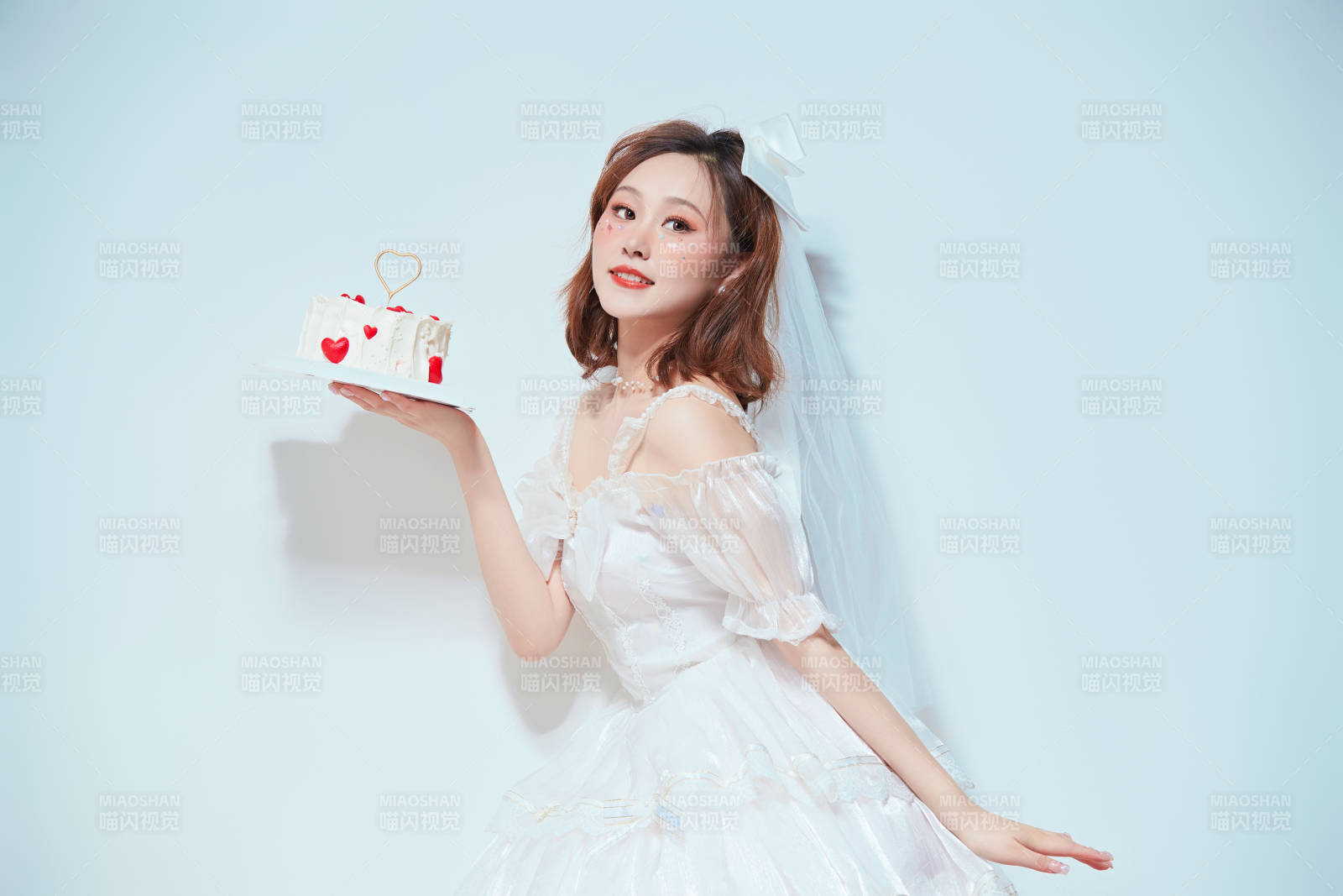 穿著公主裙手捧蛋糕慶祝生日的亞洲女性