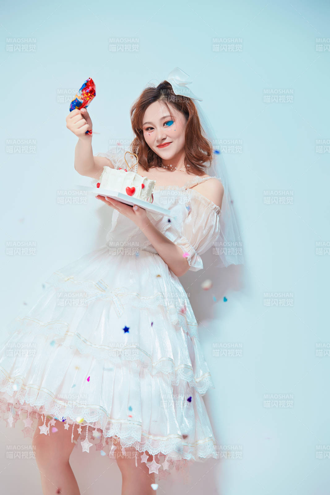 穿著公主裙手捧蛋糕慶祝生日的亞洲女性