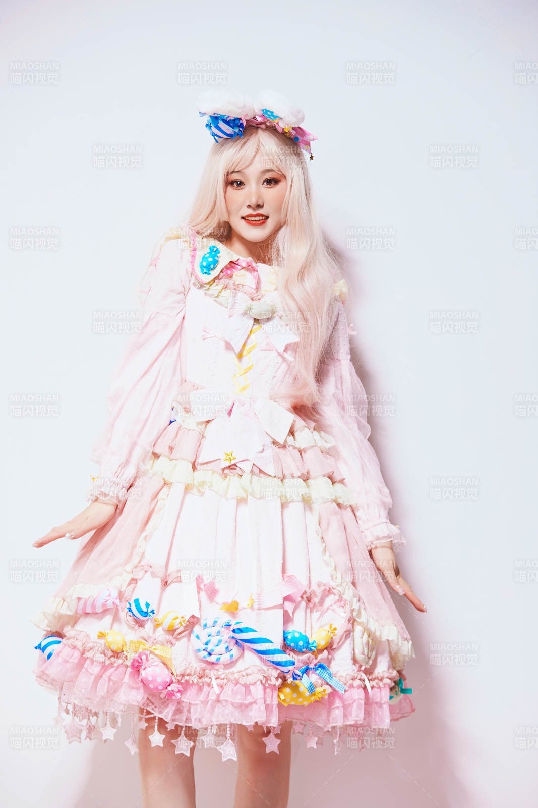 穿著糖果洛麗塔服裝慶祝生日的亞洲少女