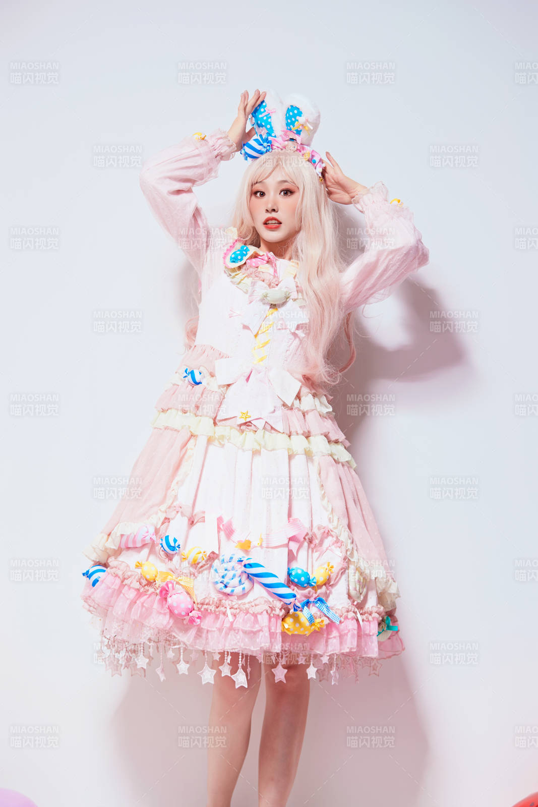 穿著糖果洛麗塔服裝慶祝生日的亞洲少女