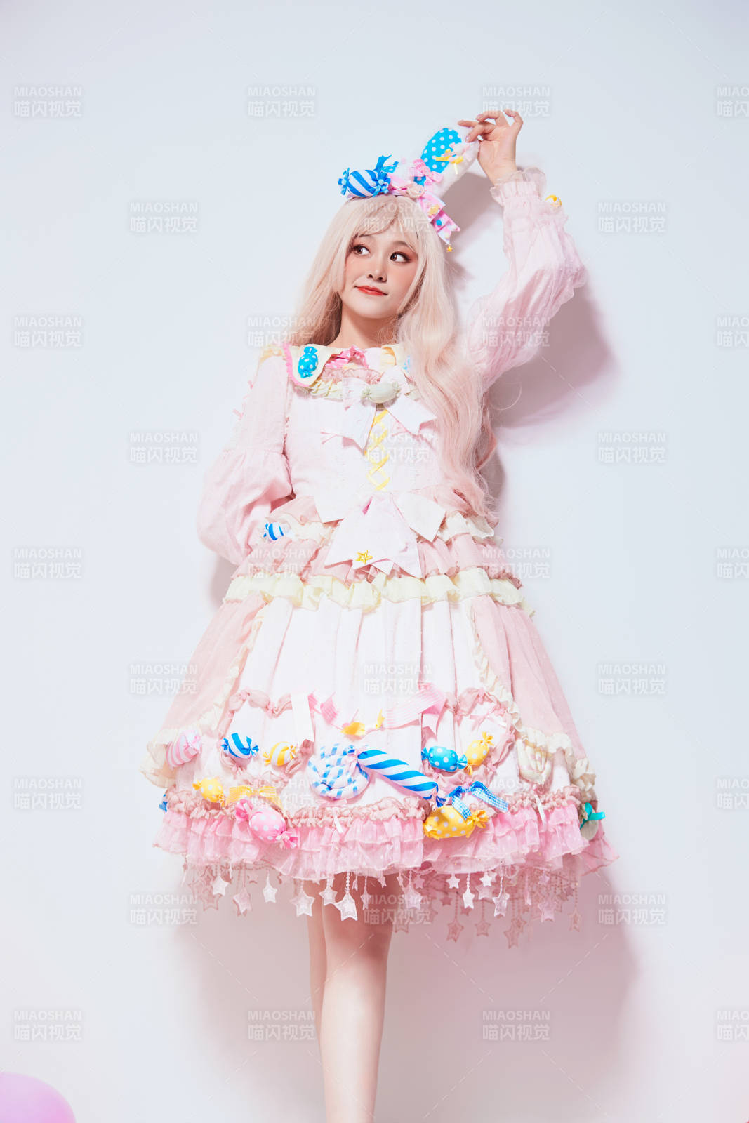 穿著糖果洛麗塔服裝慶祝生日的亞洲少女
