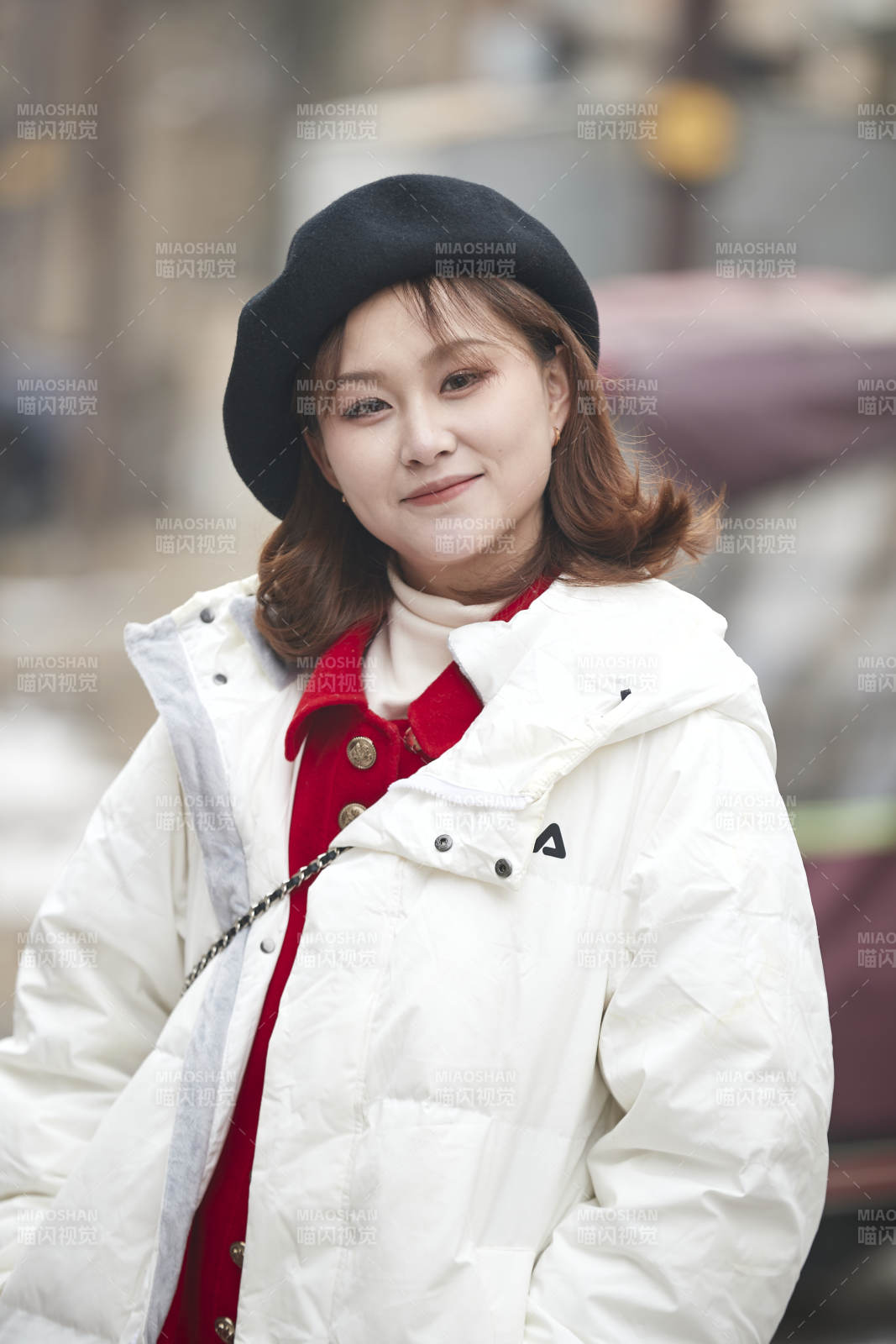 雪后在老街古巷游玩的美丽亚洲少女