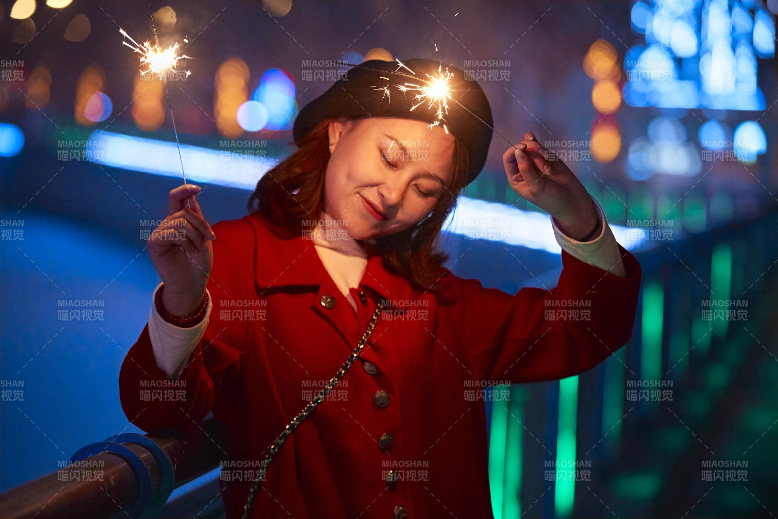 夜晚燃放仙女棒的可爱亚洲少女