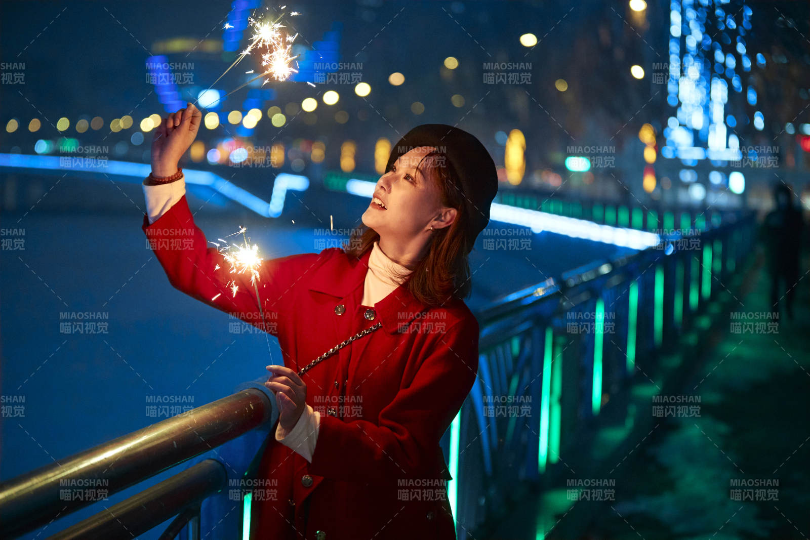 夜晚燃放仙女棒的可爱亚洲少女