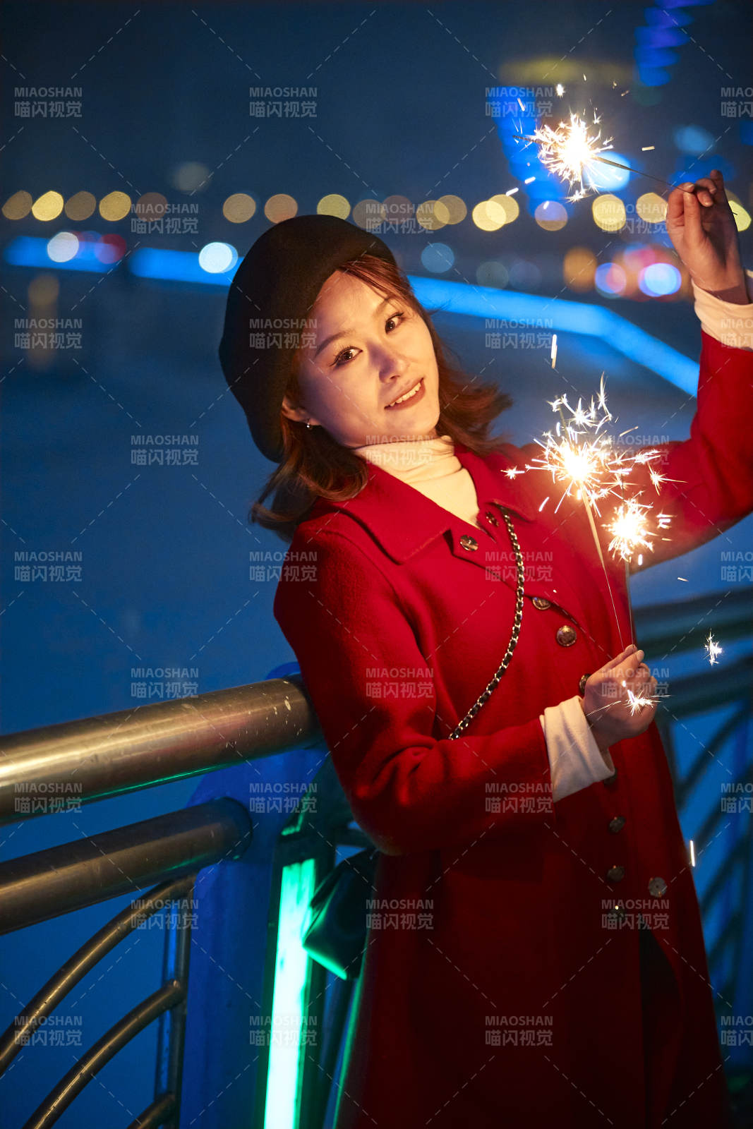 夜晚燃放仙女棒的可爱亚洲少女