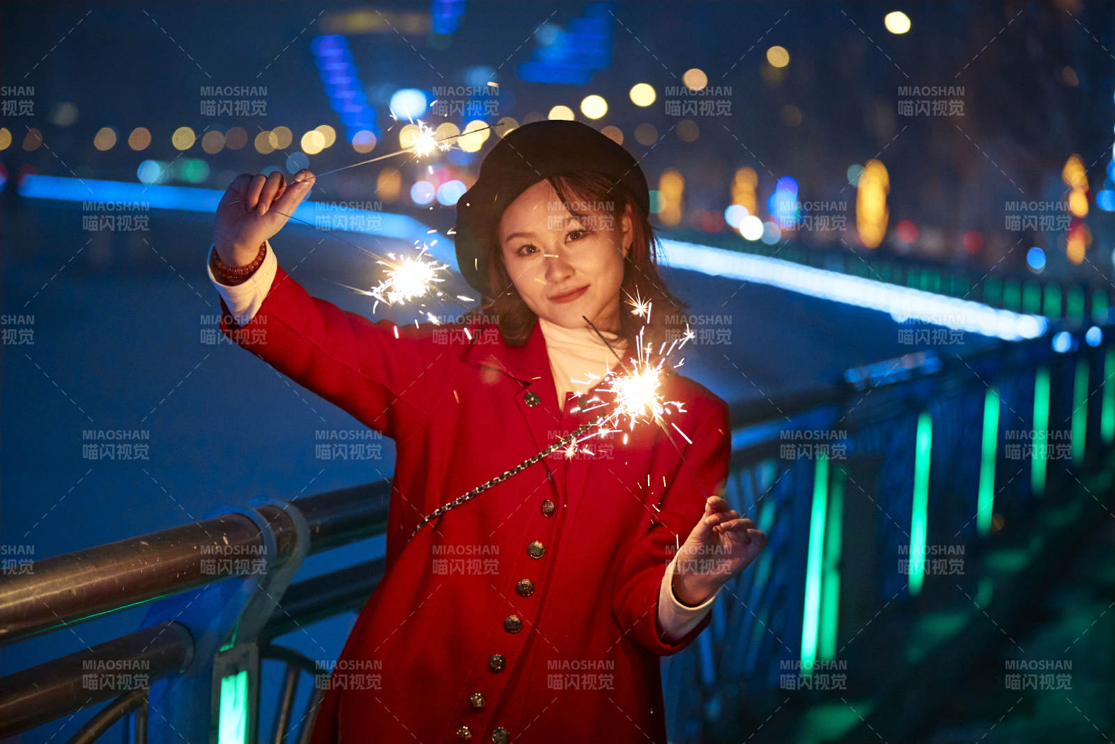 夜晚燃放仙女棒的可愛亞洲少女