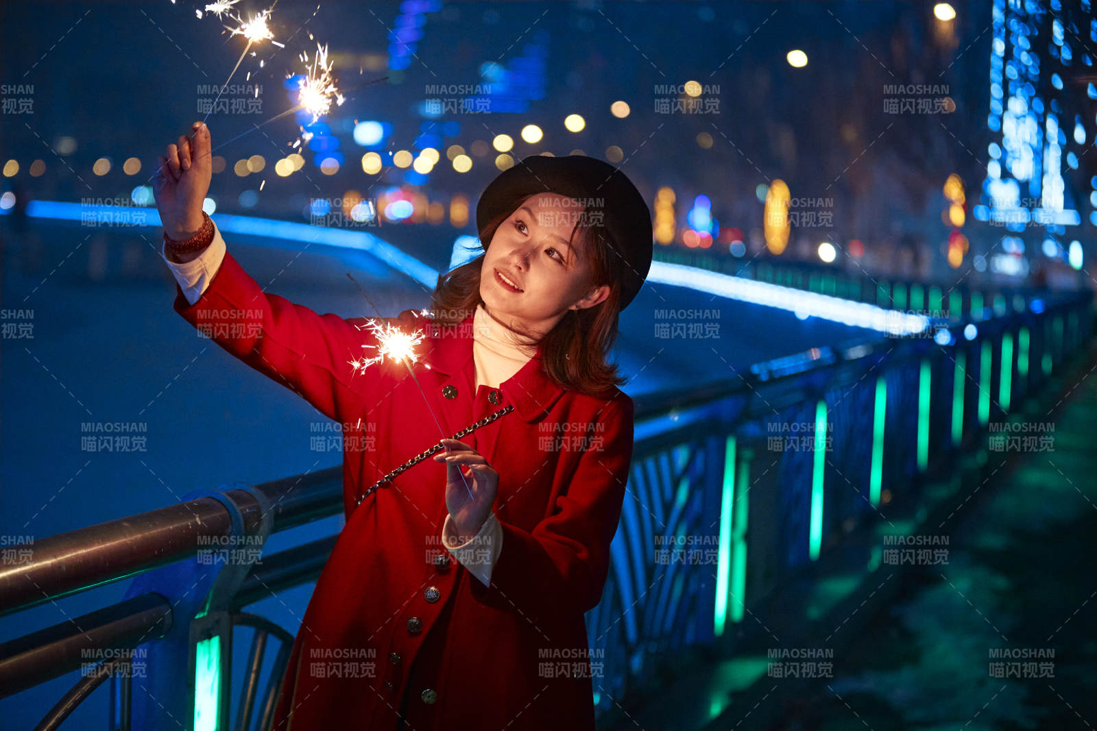 夜晚燃放仙女棒的可爱亚洲少女