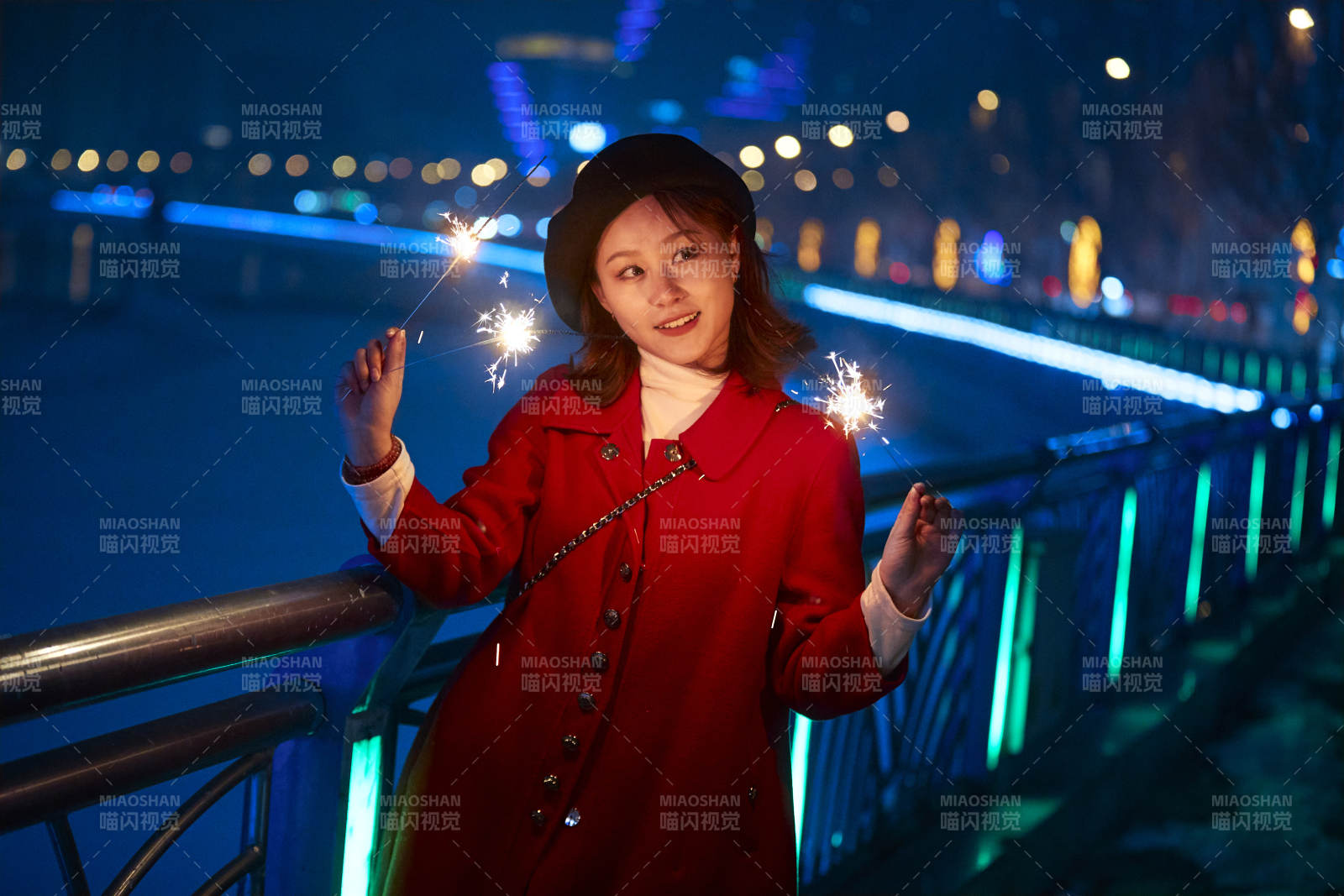 夜晚燃放仙女棒的可愛亞洲少女