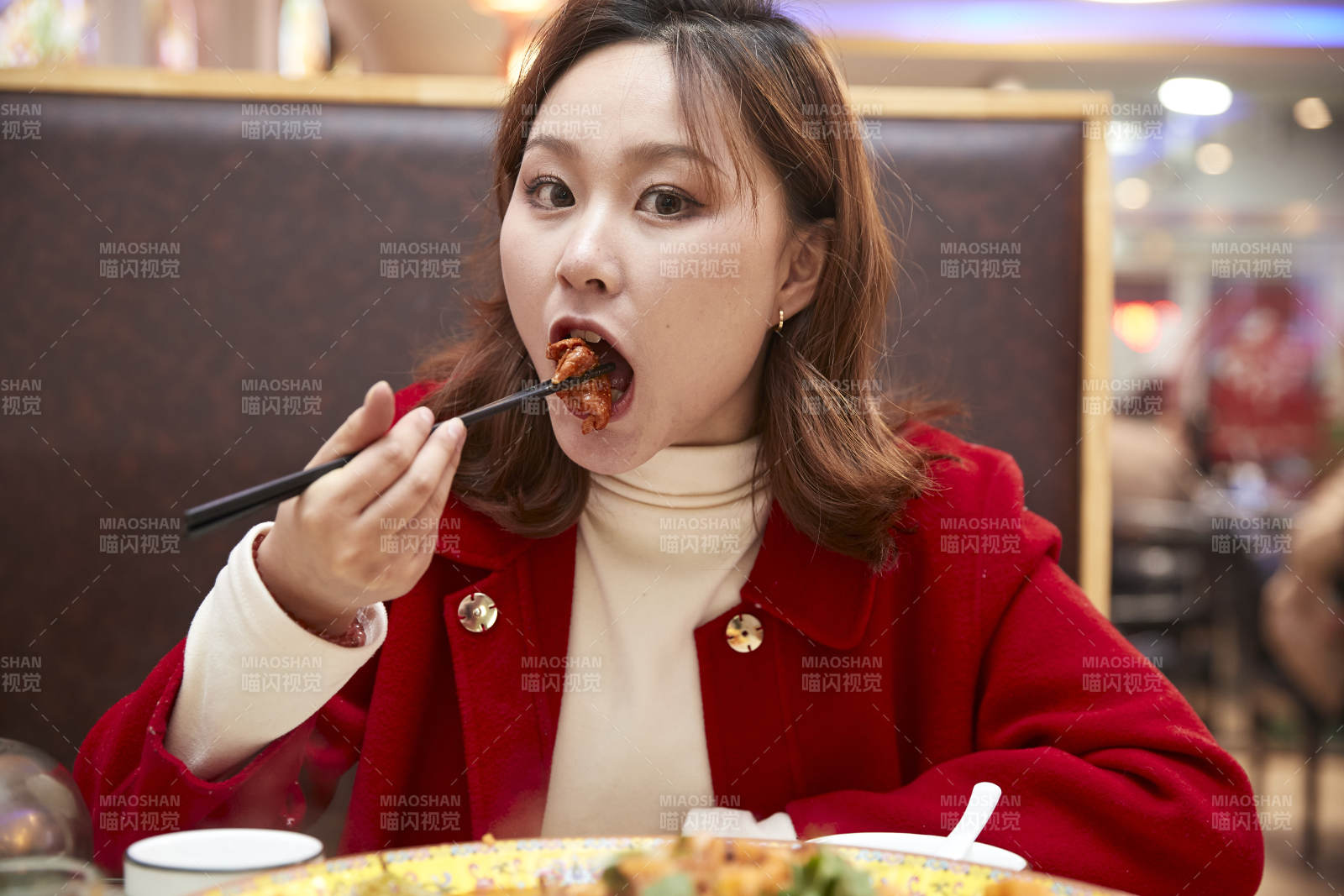 在餐厅吃美味新疆大盘鸡的亚洲少女