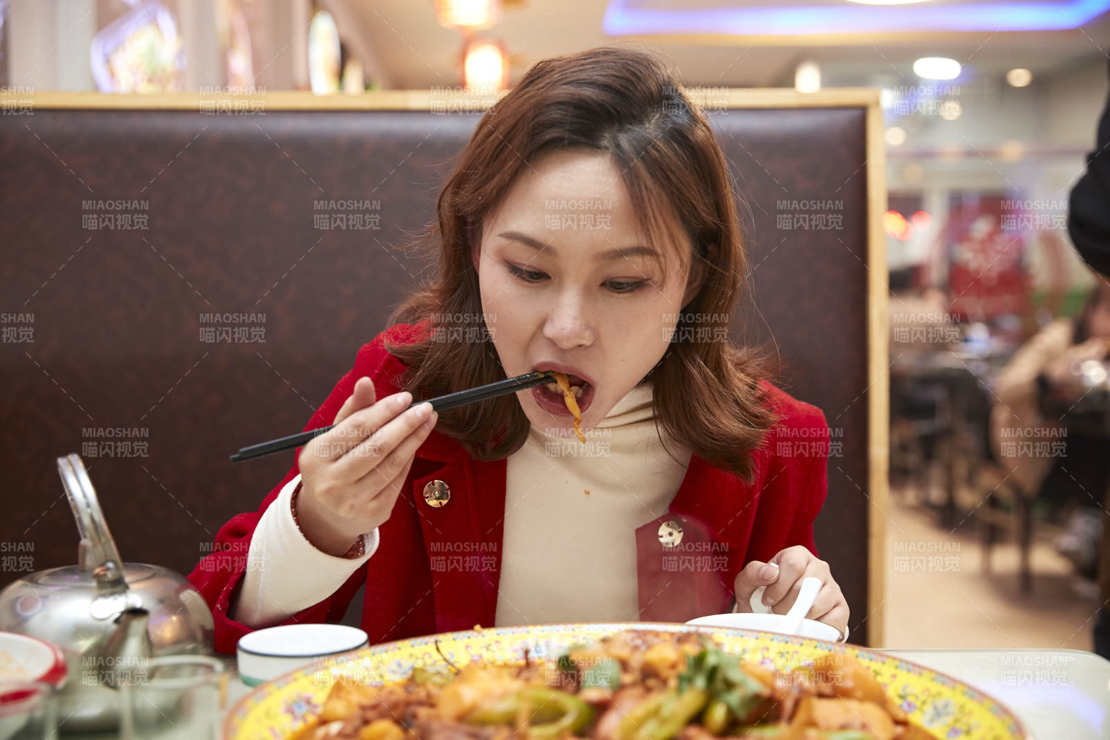 在餐廳吃美味新疆大盤雞的亞洲少女