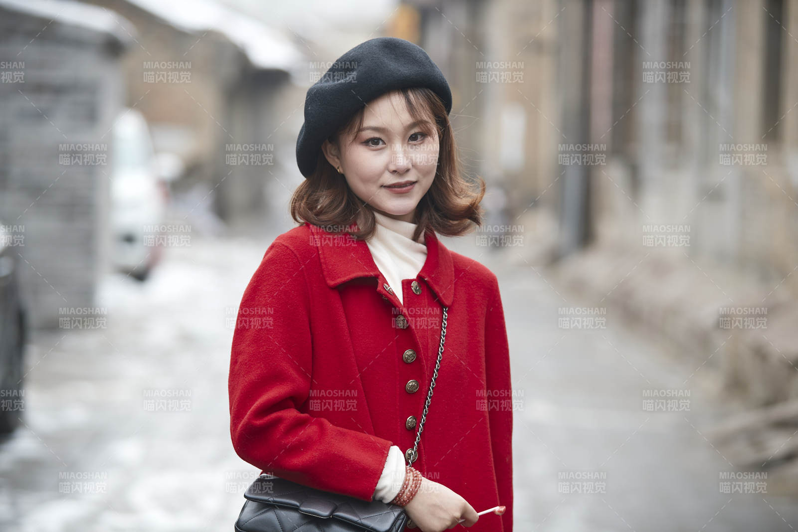 雪后在老街古巷游玩的美麗亞洲少女