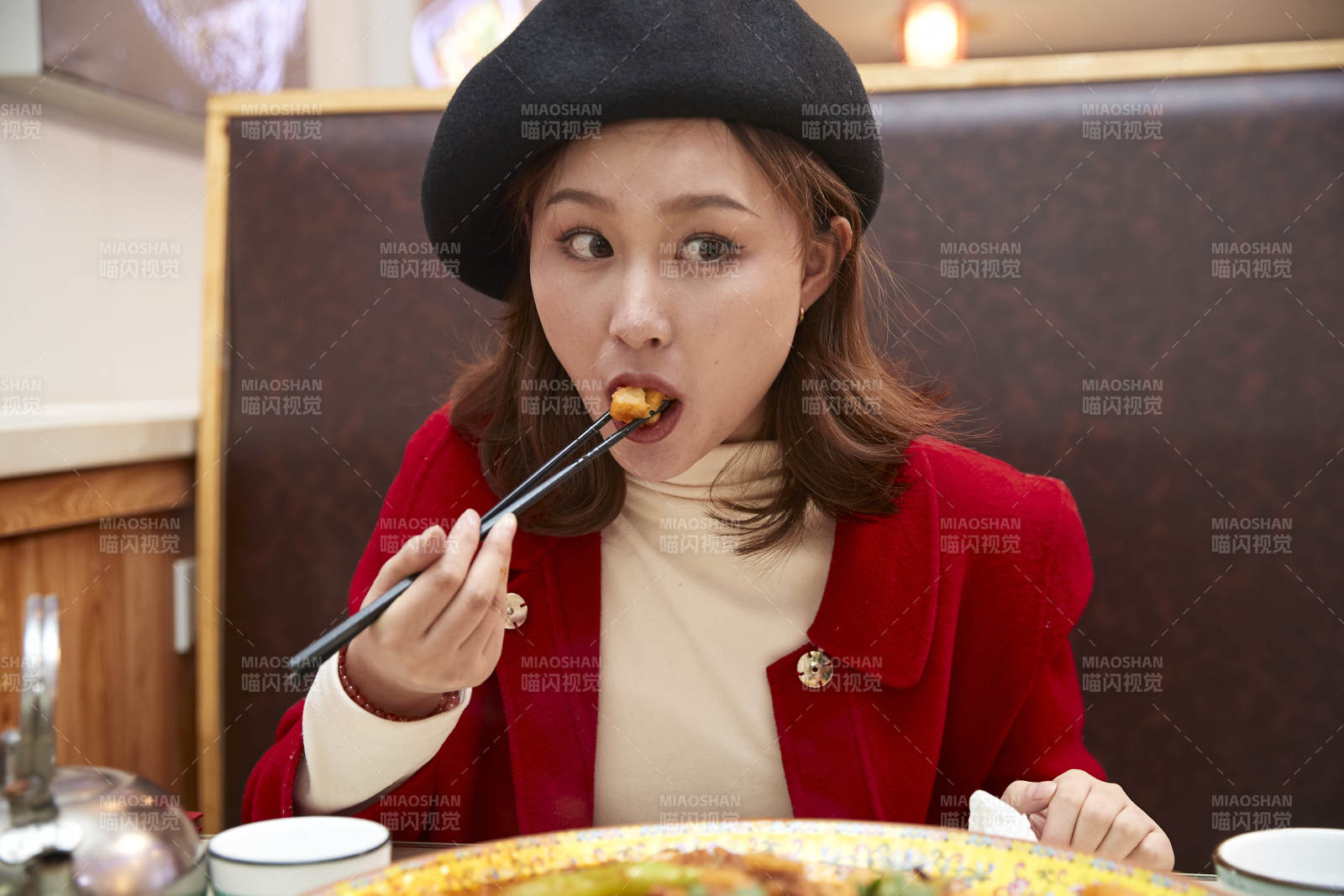 在餐廳吃美味新疆大盤雞的亞洲少女