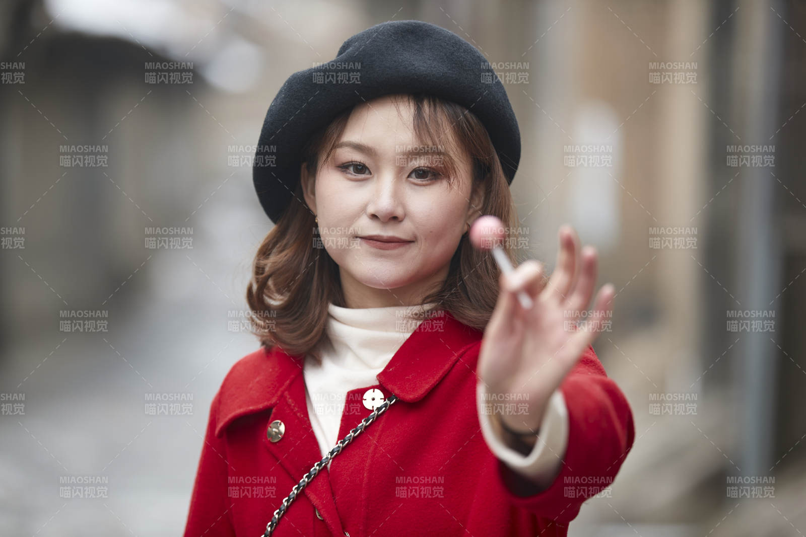 雪后在老街古巷游玩的美麗亞洲少女