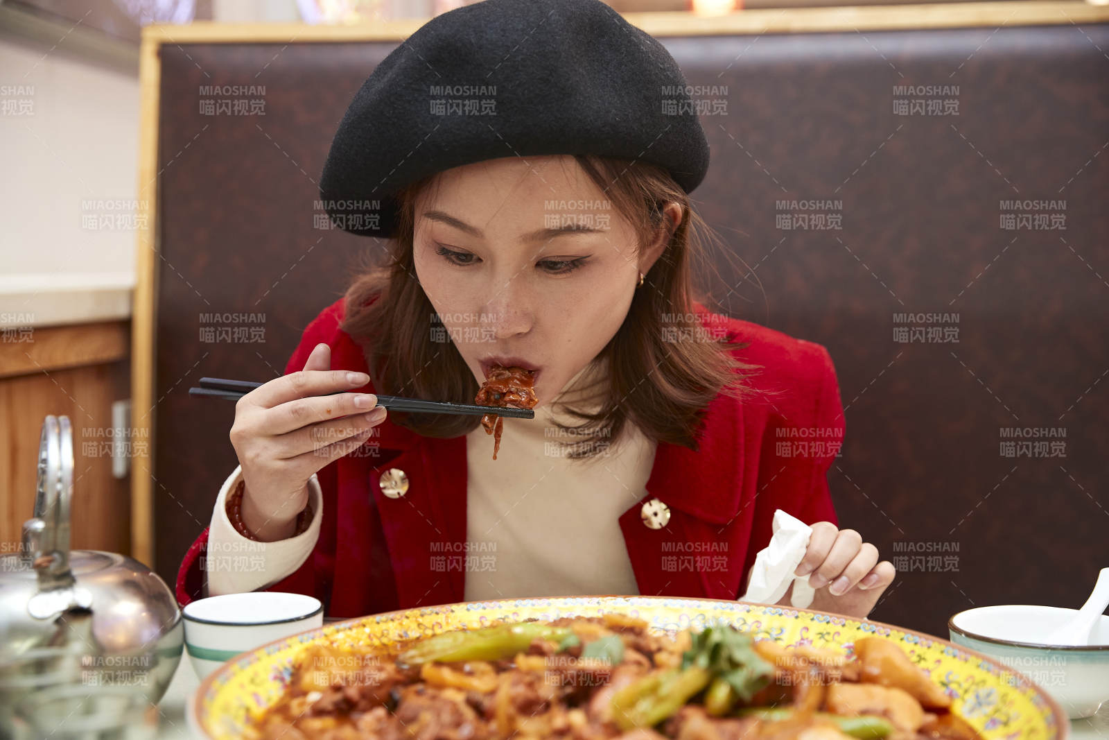 在餐厅吃美味新疆大盘鸡的亚洲少女