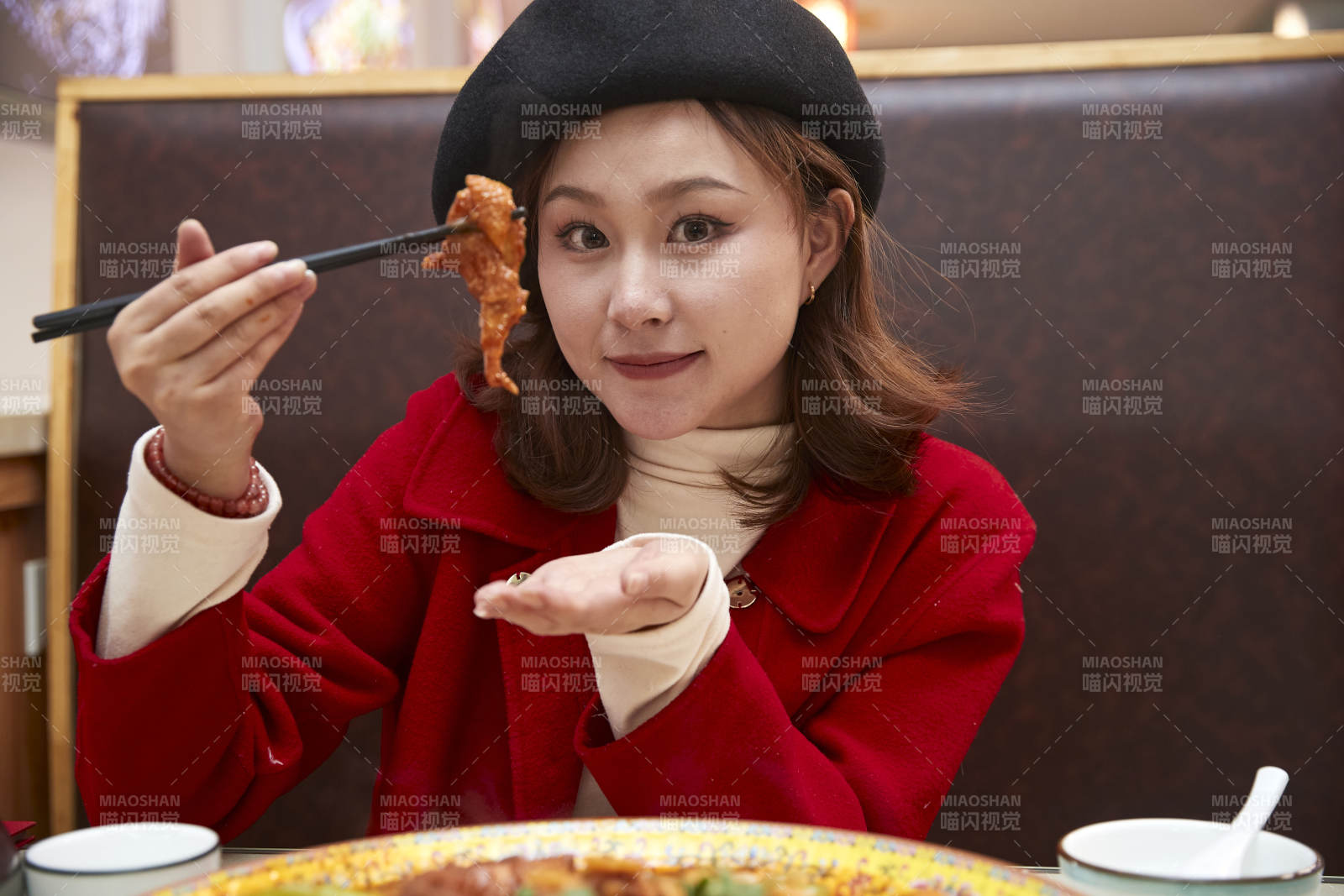 在餐厅吃美味新疆大盘鸡的亚洲少女