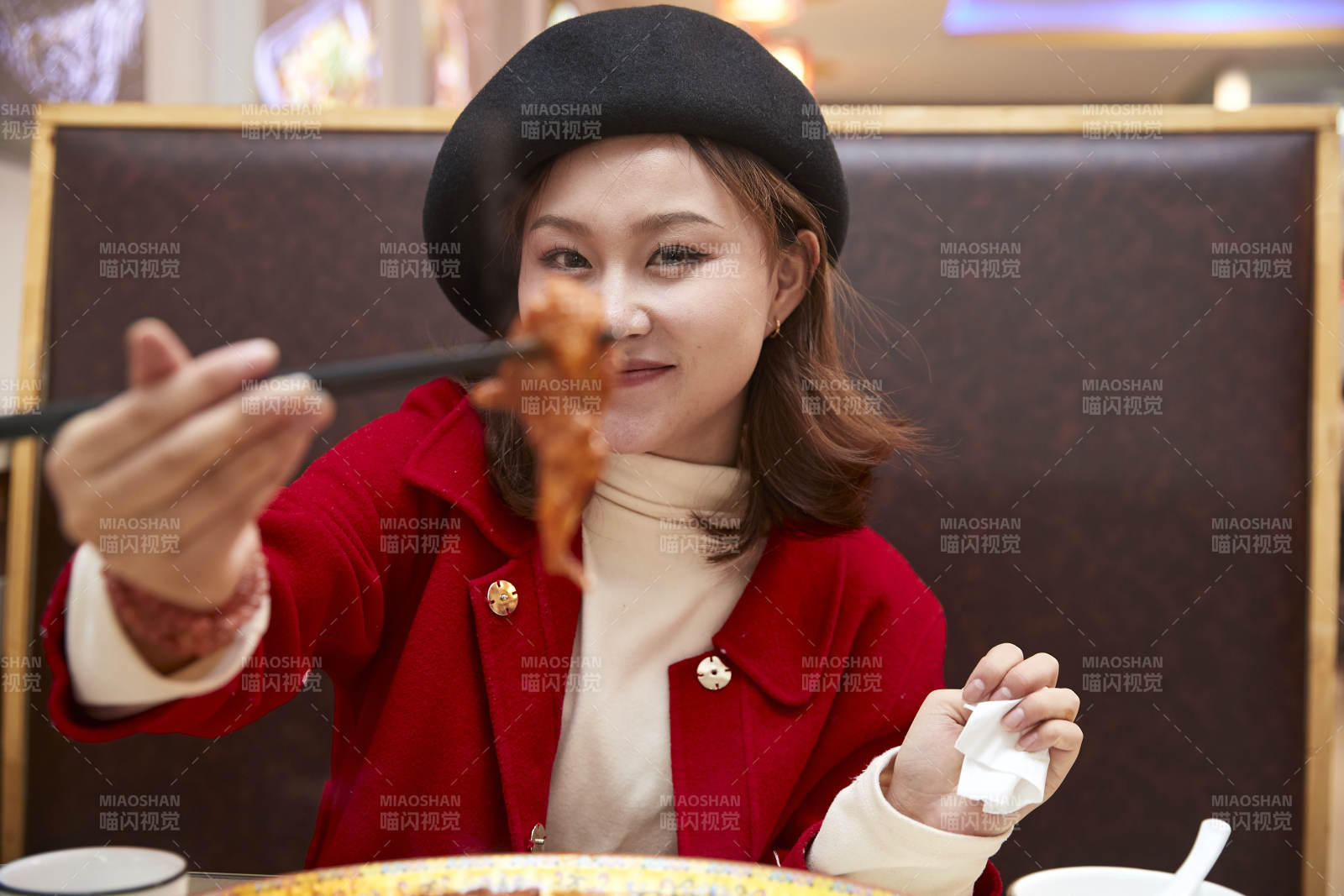 在餐厅吃美味新疆大盘鸡的亚洲少女