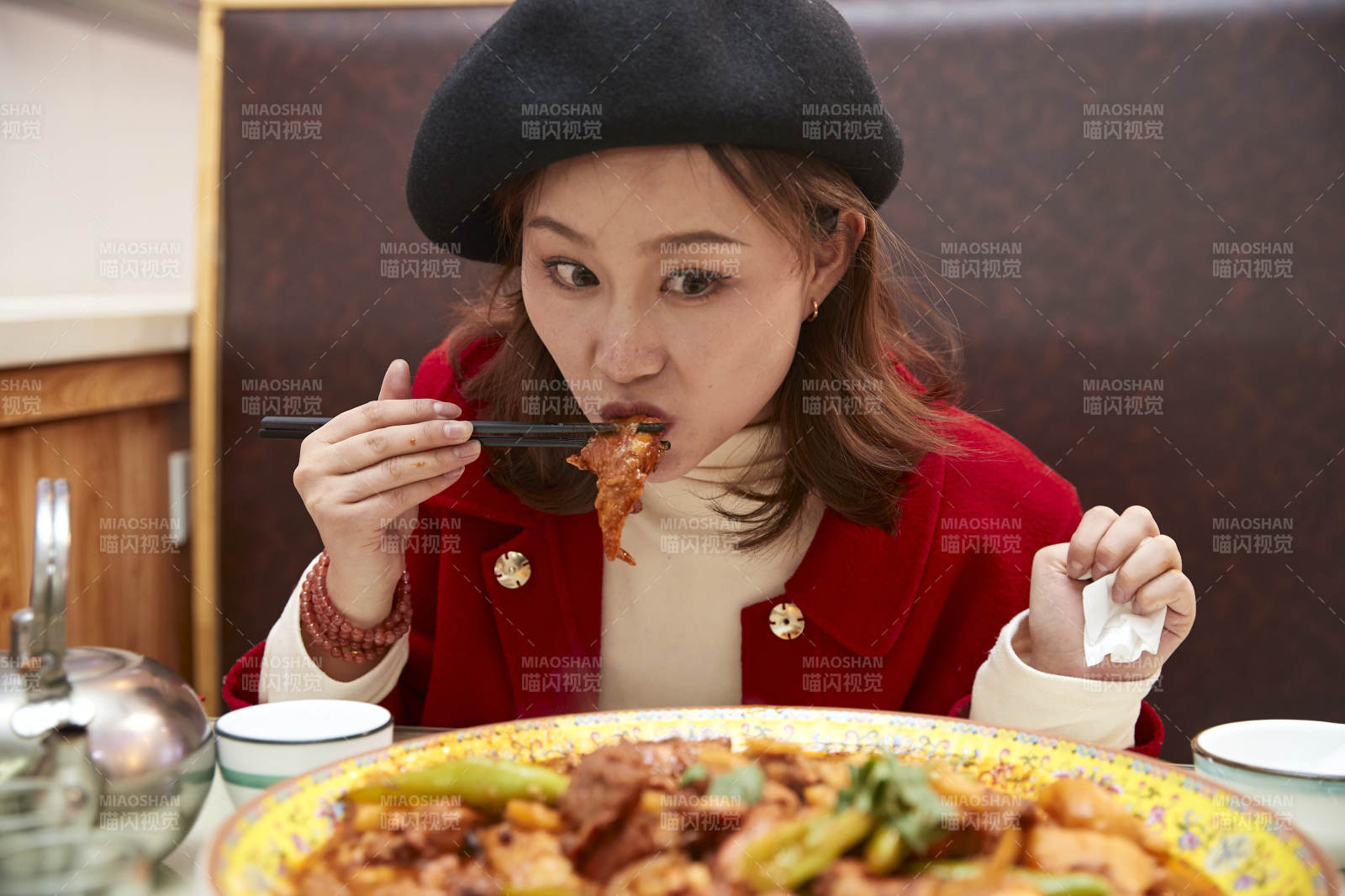 在餐厅吃美味新疆大盘鸡的亚洲少女