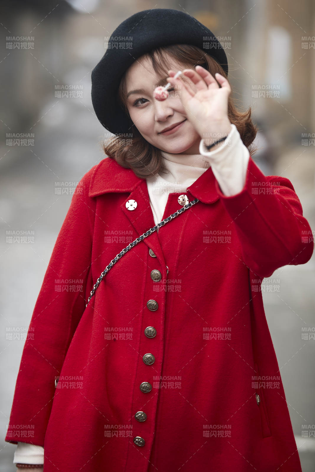 雪后在老街古巷游玩的美丽亚洲少女