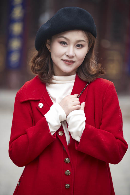 雪后在老街古巷游玩的美丽亚洲少女