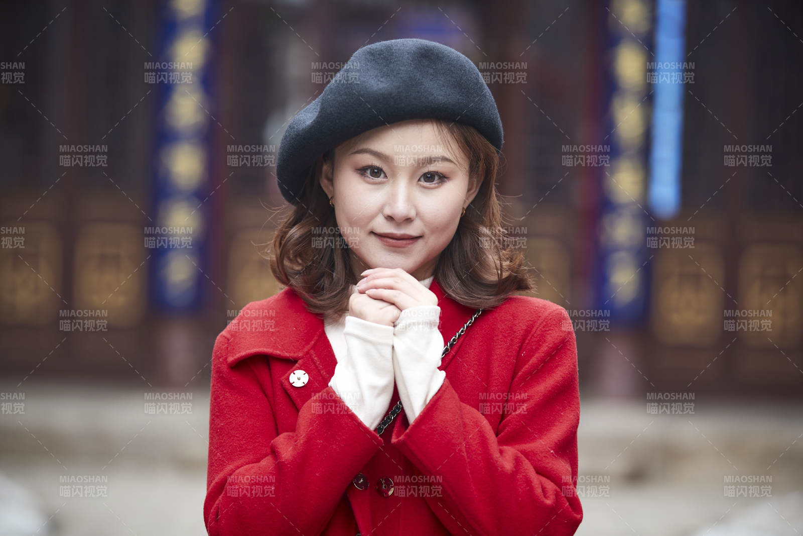 雪后在老街古巷游玩的美麗亞洲少女