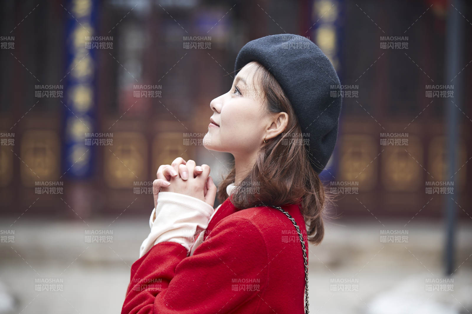 雪后在老街古巷游玩的美丽亚洲少女