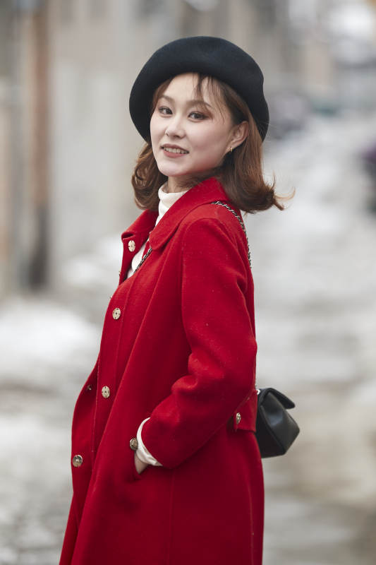 雪后在老街古巷游玩的美丽亚洲少女