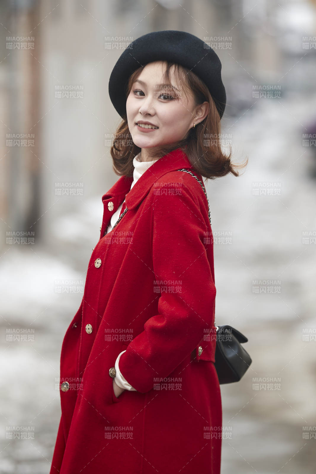 雪后在老街古巷游玩的美丽亚洲少女