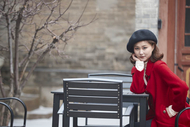 雪后在老街古巷游玩的美丽亚洲少女