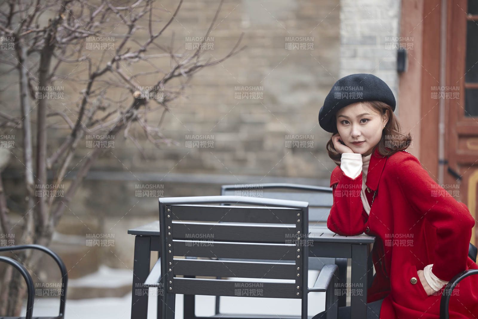雪后在老街古巷游玩的美丽亚洲少女