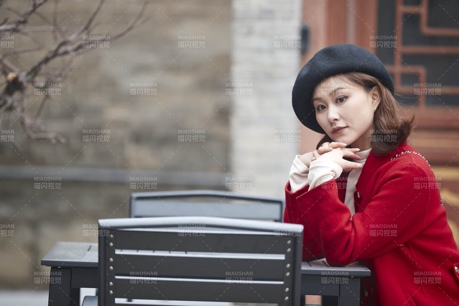 雪后在老街古巷游玩的美麗亞洲少女