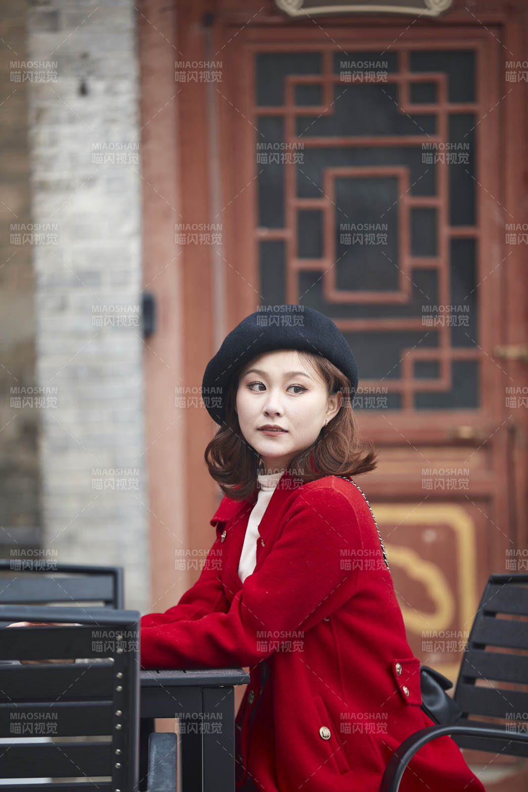 雪后在老街古巷游玩的美麗亞洲少女
