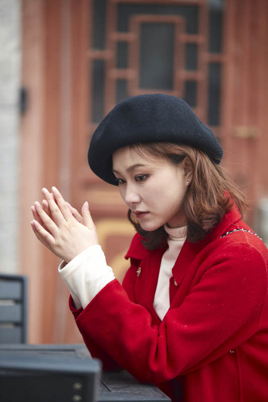 雪后在老街古巷游玩的美丽亚洲少女