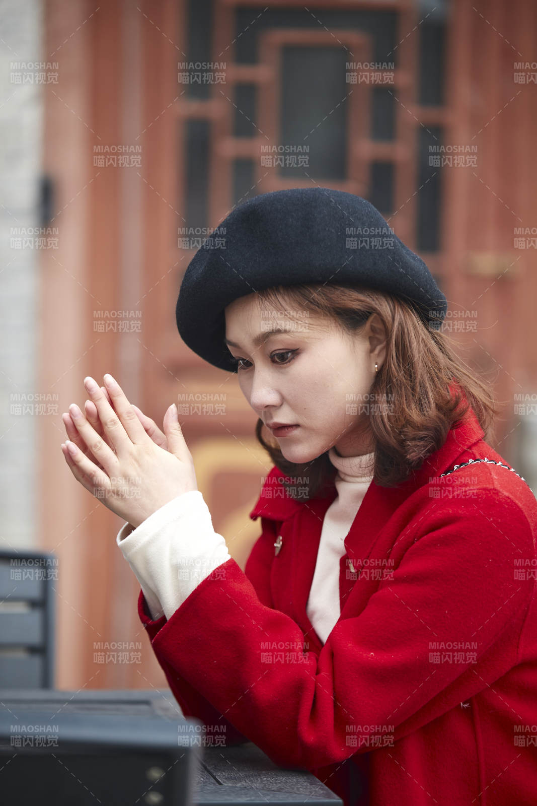 雪后在老街古巷游玩的美麗亞洲少女